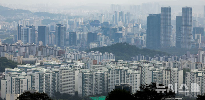 [서울=뉴시스] 서울 중구 남산에서 서울시내 아파트가 보이고 있다. photo@newsis.com