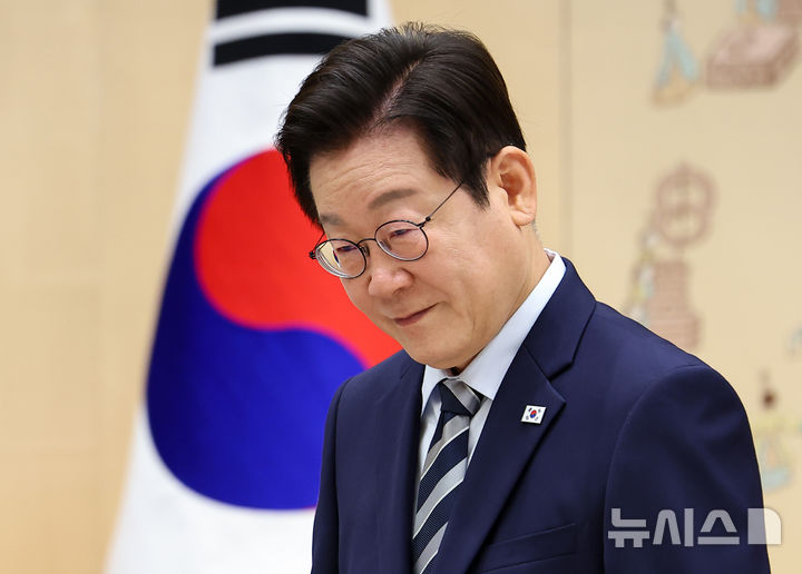 [서울=뉴시스] 최동준 기자 = 이재명 대통령이 29일 서울 용산 대통령실 청사에서 열린 주한대사 신임장 제정식을 마치고 이동하고 있다. (대통령실통신사진기자단) 2025.09.29. photocdj@newsis.com