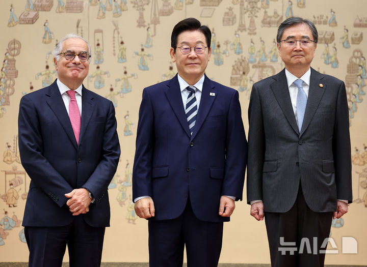 [서울=뉴시스] 최동준 기자 = 이재명 대통령이 29일 서울 용산 대통령실 청사에서 열린 주한대사 신임장 제정식에서 유럽연합의 우고 아스투토 대사(왼쪽)로부터 신임장을 받은 뒤 조현 외교부 장관과 기념촬영을 하고 있다. (대통령실통신사진기자단) 2025.09.29. photocdj@newsis.com