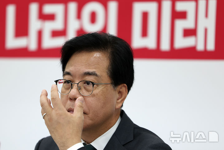 [서울=뉴시스] 김명년 기자 = 송언석 국민의힘 원내대표가 29일 오전 서울 여의도 국회에서 열린 '이재명 정권 무능 외교 국격 실격 대응 특별위원회' 1차 회의에서 안경을 만지고 있다. 2025.09.29. kmn@newsis.com