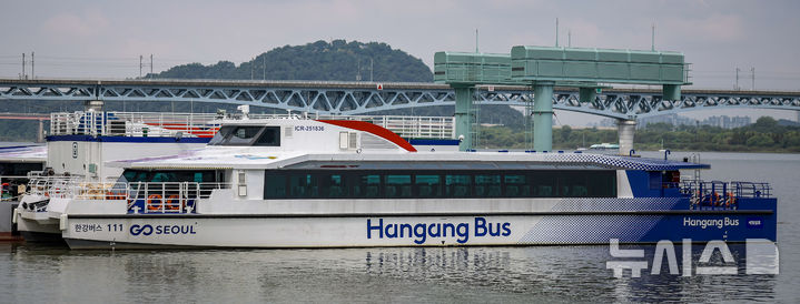 [서울=뉴시스] 정병혁 기자 = 29일 서울 강서구 한강 마곡도선장에 한강버스가 정박되어 있다. 2025.09.29. jhope@newsis.com