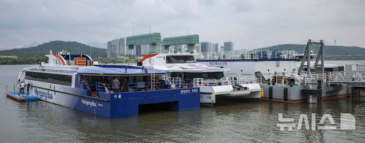 [서울=뉴시스] 정병혁 기자 = 29일 서울 강서구 한강 마곡도선장에 한강버스가 정박되어 있다. 한강버스가 운항 열흘 만에 승객 탑승을 중단했다. 지난 18일 정식운항 시작부터 잇따른 고장과 날씨 영향으로 운항에 차질을 빚더니 결국 한 달간 정밀 점검이라는 결단을 내렸다. 서울시는 29일부터 약 한 달간 한강버스 승객 탑승을 일시 중단하고, 성능 고도화와 안정화를 위한 '무승객 시범운항'으로 전환한다고 밝혔다. 2025.09.29. jhope@newsis.com