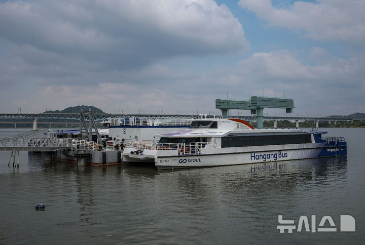 [서울=뉴시스] 정병혁 기자 = 29일 서울 강서구 한강 마곡도선장에 한강버스가 정박되어 있다. 한강버스가 운항 열흘 만에 승객 탑승을 중단했다. 지난 18일 정식운항 시작부터 잇따른 고장과 날씨 영향으로 운항에 차질을 빚더니 결국 한 달간 정밀 점검이라는 결단을 내렸다. 서울시는 29일부터 약 한 달간 한강버스 승객 탑승을 일시 중단하고, 성능 고도화와 안정화를 위한 '무승객 시범운항'으로 전환한다고 밝혔다. 2025.09.29. jhope@newsis.com