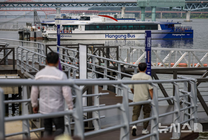 [서울=뉴시스] 정병혁 기자 = 29일 서울 강서구 한강 마곡도선장에 한강버스가 정박되어 있다. 한강버스가 운항 열흘 만에 승객 탑승을 중단했다. 지난 18일 정식운항 시작부터 잇따른 고장과 날씨 영향으로 운항에 차질을 빚더니 결국 한 달간 정밀 점검이라는 결단을 내렸다. 서울시는 29일부터 약 한 달간 한강버스 승객 탑승을 일시 중단하고, 성능 고도화와 안정화를 위한 '무승객 시범운항'으로 전환한다고 밝혔다. 2025.09.29. jhope@newsis.com