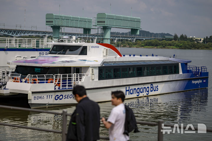 [서울=뉴시스] 정병혁 기자 = 29일 서울 강서구 한강 마곡도선장에 한강버스가 정박되어 있다. 한강버스가 운항 열흘 만에 승객 탑승을 중단했다. 지난 18일 정식운항 시작부터 잇따른 고장과 날씨 영향으로 운항에 차질을 빚더니 결국 한 달간 정밀 점검이라는 결단을 내렸다. 서울시는 29일부터 약 한 달간 한강버스 승객 탑승을 일시 중단하고, 성능 고도화와 안정화를 위한 '무승객 시범운항'으로 전환한다고 밝혔다. 2025.09.29. jhope@newsis.com