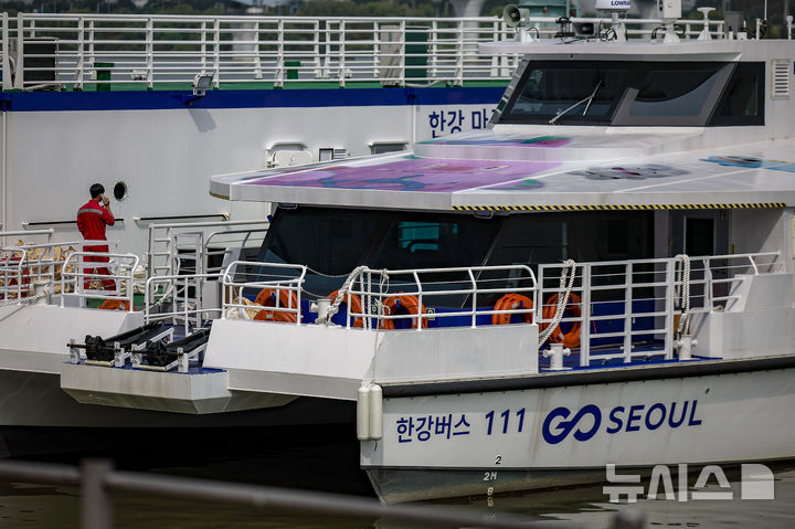 [서울=뉴시스] 정병혁 기자 =지난 9월 29일 서울 강서구 한강 마곡도선장에 정박된 한강버스에서 관계자들이 작업을 하고 있다. 한강버스가 운항 열흘 만에 승객 탑승을 중단했다. 지난 18일 정식운항 시작부터 잇따른 고장과 날씨 영향으로 운항에 차질을 빚더니 결국 한 달간 정밀 점검이라는 결단을 내렸다. 서울시는 29일부터 약 한 달간 한강버스 승객 탑승을 일시 중단하고, 성능 고도화와 안정화를 위한 '무승객 시범운항'으로 전환한다고 밝혔다. 2025.09.29. jhope@newsis.com
