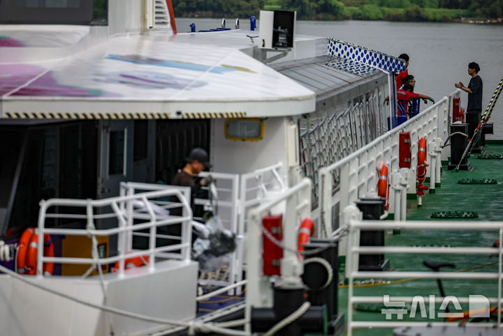 [서울=뉴시스] 정병혁 기자 = 29일 서울 강서구 한강 마곡도선장에 정박된 한강버스에서 관계자들이 작업을 하고 있다.한강버스가 운항 열흘 만에 승객 탑승을 중단했다. 지난 18일 정식운항 시작부터 잇따른 고장과 날씨 영향으로 운항에 차질을 빚더니 결국 한 달간 정밀 점검이라는 결단을 내렸다. 서울시는 29일부터 약 한 달간 한강버스 승객 탑승을 일시 중단하고, 성능 고도화와 안정화를 위한 '무승객 시범운항'으로 전환한다고 밝혔다. 2025.09.29. jhope@newsis.com