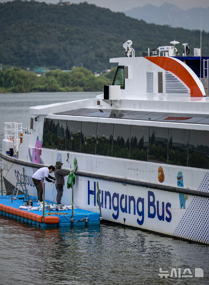 [서울=뉴시스] 정병혁 기자 = 29일 서울 강서구 한강 마곡도선장에 정박된 한강버스에서 관계자들이 작업을 하고 있다.한강버스가 운항 열흘 만에 승객 탑승을 중단했다. 지난 18일 정식운항 시작부터 잇따른 고장과 날씨 영향으로 운항에 차질을 빚더니 결국 한 달간 정밀 점검이라는 결단을 내렸다. 서울시는 29일부터 약 한 달간 한강버스 승객 탑승을 일시 중단하고, 성능 고도화와 안정화를 위한 '무승객 시범운항'으로 전환한다고 밝혔다. 2025.09.29. jhope@newsis.com