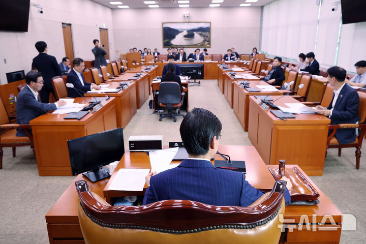 [서울=뉴시스] 김명년 기자 = 29일 오후 서울 여의도 국회 농림축산식품해양수산위원회 제1차 해양수산법안심사소위원회에서 조경태 소위원장이 의사봉을 두드리고 있다. 2025.09.29. kmn@newsis.com