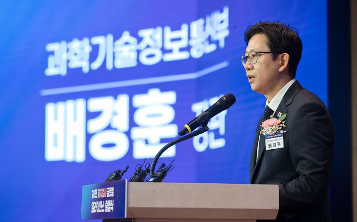 [서울=뉴시스] 배경훈 과학기술정보통신부 장관이 29일 서울 중구 앰배서더풀만호텔에서 열린 '피지컬 AI 글로벌 얼라이언스 출범식' 에서 개회사를 하고 있다. (사진=과학기술정보통신부 제공) 2025.09.29. photo@newsis.com *재판매 및 DB 금지