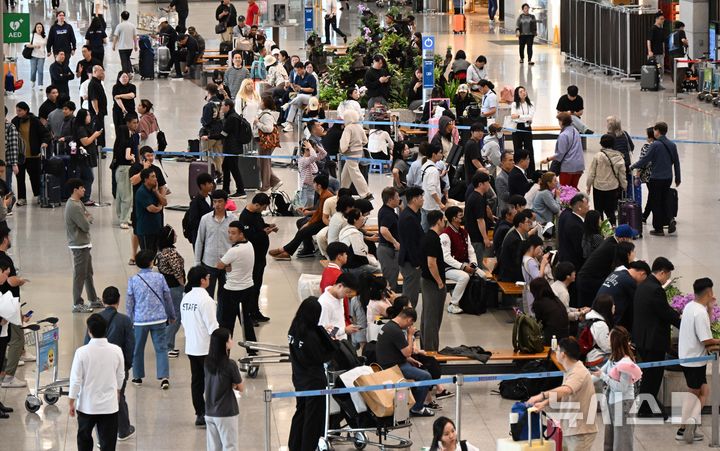 [인천공항=뉴시스] 박주성 기자 = 중국인 단체관광객에 대한 무비자 입국 시행 첫날인 29일 오전 인천국제공항 제1터미널 입국장으로 중국인 관광객들이 입국하고 있다. (공동취재) 2025.09.29. photo@newsis.com