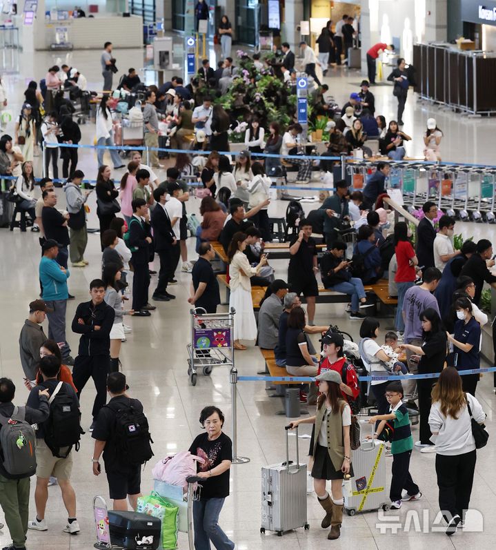 [인천공항=뉴시스] 박주성 기자 = 중국 단체관광객의 무비자 입국이 시작된 29일 인천국제공항 1터미널 입국장이 인파로 붐비고 있다. (공동취재) 2025.09.29. photo@newsis.com