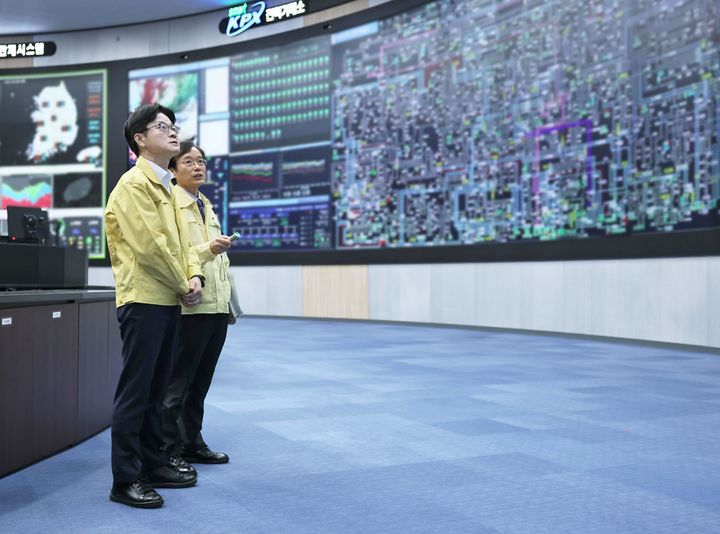 [서울=뉴시스] 김정관 산업통상자원부 장관이 29일 전남 나주 전력거래소 본사에서 가을철 경부하기 전력수급 현황 점검하고 있다. (사진=산업통상자원부 제공) 2025.09.29. photo@newsis.com *재판매 및 DB 금지