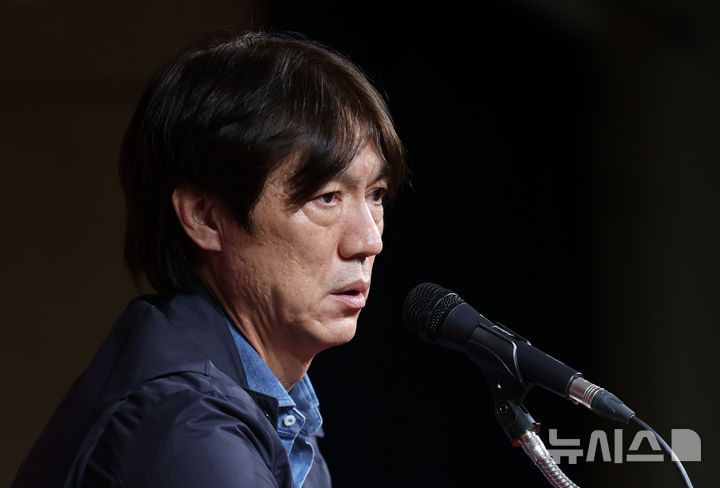 [서울=뉴시스] 황준선 기자 = 홍명보 대한민국 축구 국가대표팀 감독이 29일 오후 서울 종로구 축구회관에서 10월 A매치 소집 명단을 발표하고 있다. 대한민국 축구 국가대표팀은 오는 10월6일 소집돼 10월10일 오후 8시 브라질, 14일 오후 8시 파라과이와 친선경기를 치른다. 2025.09.29. hwang@newsis.com