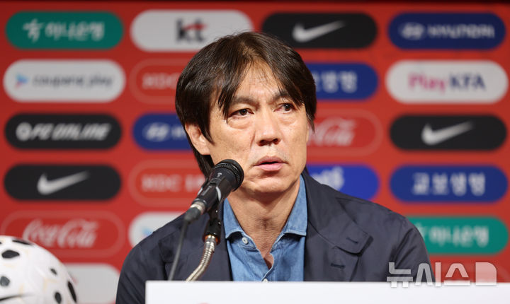 [서울=뉴시스] 황준선 기자 = 홍명보 대한민국 축구 국가대표팀 감독이 29일 오후 서울 종로구 축구회관에서 10월 A매치 소집 명단을 발표하고 있다. 대한민국 축구 국가대표팀은 오는 10월6일 소집돼 10월10일 오후 8시 브라질, 14일 오후 8시 파라과이와 친선경기를 치른다. 2025.09.29. hwang@newsis.com