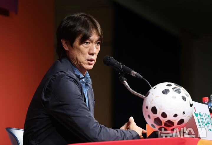 [서울=뉴시스] 황준선 기자 = 홍명보 대한민국 축구 국가대표팀 감독이 29일 오후 서울 종로구 축구회관에서 10월 A매치 소집 명단을 발표하고 있다. 대한민국 축구 국가대표팀은 오는 10월6일 소집돼 10월10일 오후 8시 브라질, 14일 오후 8시 파라과이와 친선경기를 치른다. 2025.09.29. hwang@newsis.com