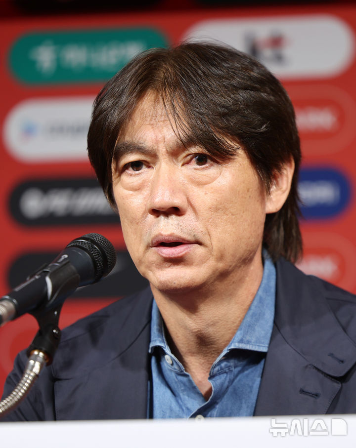 [서울=뉴시스] 황준선 기자 = 홍명보 대한민국 축구 국가대표팀 감독이 29일 오후 서울 종로구 축구회관에서 10월 A매치 소집 명단을 발표하고 있다. 대한민국 축구 국가대표팀은 오는 10월6일 소집돼 10월10일 오후 8시 브라질, 14일 오후 8시 파라과이와 친선경기를 치른다. 2025.09.29. hwang@newsis.com