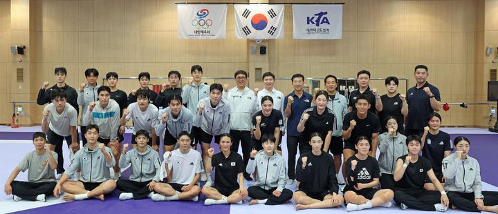 [서울=뉴시스] 최휘영 문화체육관광부 장관과 유승민 대한체육회장이 29일 충북 진천 국가대표 선수촌을 방문해 2026 아이치-나고야 아시안게임을 대비해 훈련 중인 태권도 국가대표 선수들을 격려하고 기념촬영을 하고 있다. (사진=문화체육관광부 제공) 2025.09.29. photo@newsis.com *재판매 및 DB 금지