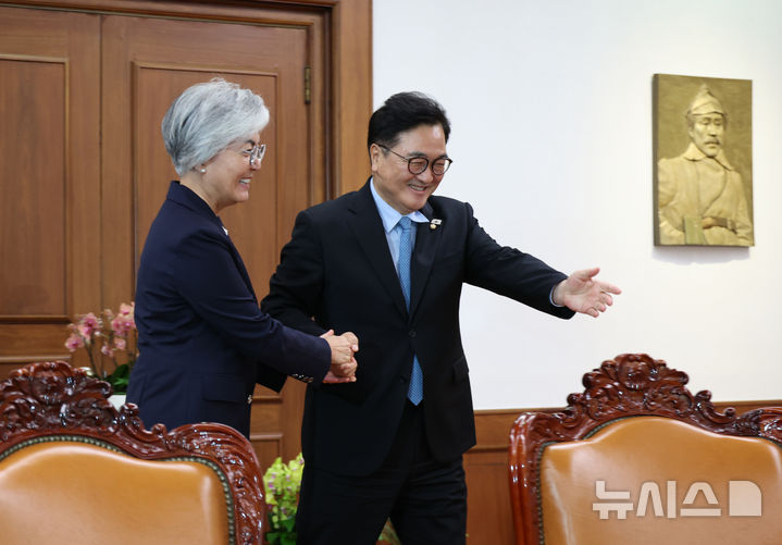 [서울=뉴시스] 김금보 기자 = 우원식 국회의장이 29일 오후 서울 여의도 국회에서 강경화 주미대사 내정자를 접견하고 있다. 2025.09.29. kgb@newsis.com