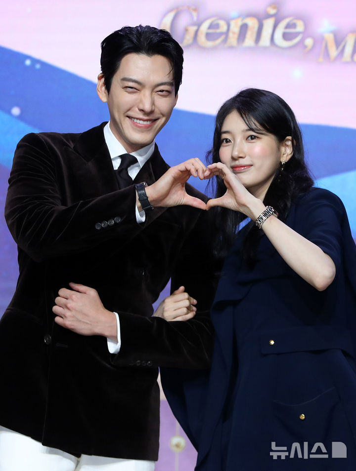 [서울=뉴시스] 김혜진 기자 = 배우 김우빈(왼쪽), 수지가 29일 오후 서울 강남구 조선 팰리스 서울에서 열린 넷플릭스 새 시리즈 '다 이루어질지니' 제작발표회에서 포즈를 취하고 있다. 2025.09.29. jini@newsis.com