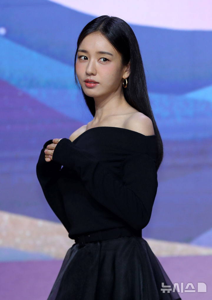 [서울=뉴시스] 김혜진 기자 = 배우 안은진이 29일 오후 서울 강남구 조선 팰리스 서울에서 열린 넷플릭스 새 시리즈 '다 이루어질지니' 제작발표회에서 포즈를 취하고 있다. 2025.09.29. jini@newsis.com