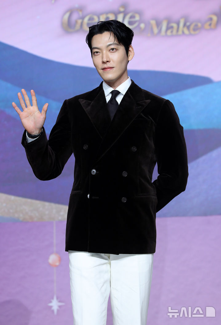 [서울=뉴시스] 김혜진 기자 = 배우 김우빈이 29일 오후 서울 강남구 조선 팰리스 서울에서 열린 넷플릭스 새 시리즈 '다 이루어질지니' 제작발표회에서 포즈를 취하고 있다. 2025.09.29. jini@newsis.com