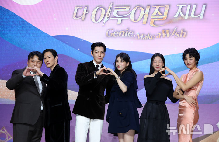 [서울=뉴시스] 김혜진 기자 = 배우 고규필(왼쪽부터), 노상현, 김우빈, 수지, 안은진, 이주영이 29일 오후 서울 강남구 조선 팰리스 서울에서 열린 넷플릭스 새 시리즈 '다 이루어질지니' 제작발표회에서 포즈를 취하고 있다. 2025.09.29. jini@newsis.com