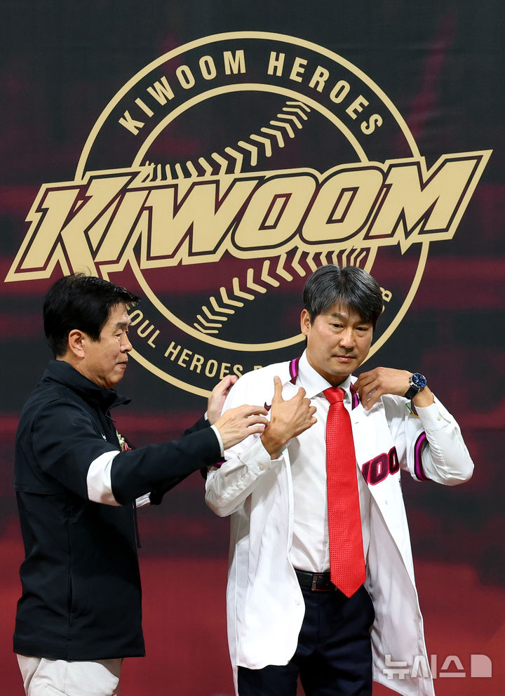 [서울=뉴시스] 박주성 기자 = 29일 오후 서울 구로구 고척스카이돔에서 열린 키움히어로즈 제7대 설종진 감독 취임식에서 설 감독이 위재민 키움히어로즈 대표이사로부터 유니폼을 전달 받고 있다. 2025.09.29. park7691@newsis.com