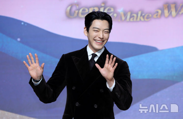 [서울=뉴시스] 김혜진 기자 = 배우 김우빈이 29일 오후 서울 강남구 조선 팰리스 서울에서 열린 넷플릭스 새 시리즈 '다 이루어질지니' 제작발표회에서 포즈를 취하고 있다. 2025.09.29. jini@newsis.com