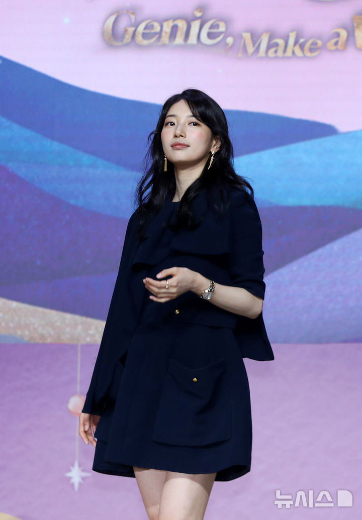 [서울=뉴시스] 김혜진 기자 = 배우 수지가 29일 오후 서울 강남구 조선 팰리스 서울에서 열린 넷플릭스 새 시리즈 '다 이루어질지니' 제작발표회에서 포즈를 취하고 있다. 2025.09.29. jini@newsis.com