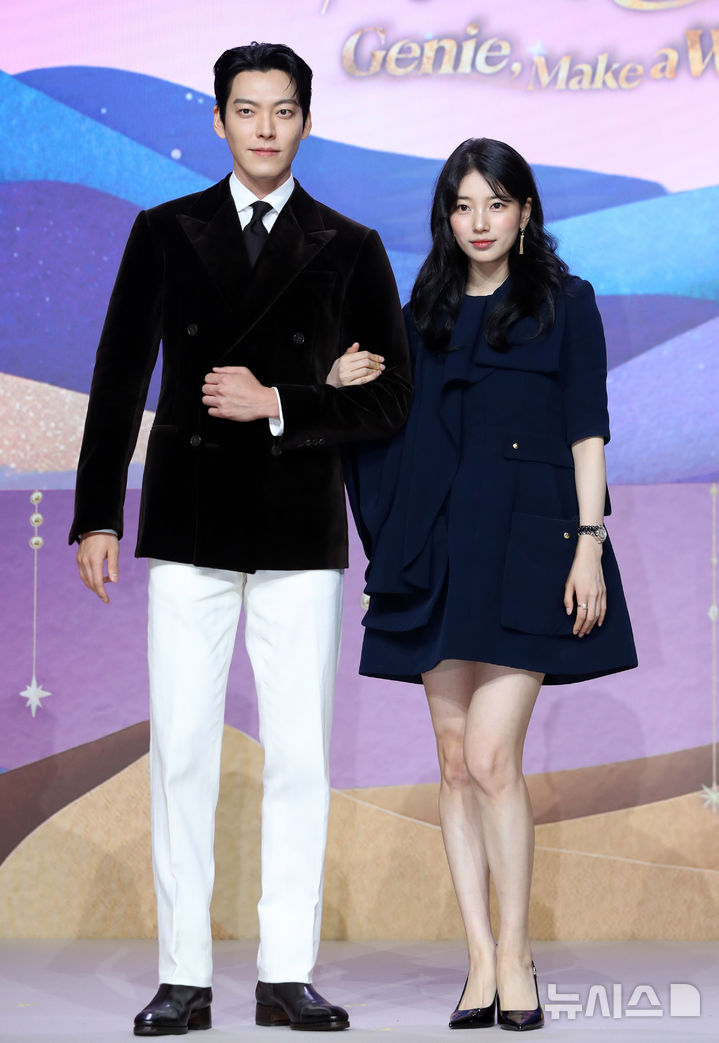 [서울=뉴시스] 김혜진 기자 = 배우 김우빈(왼쪽), 수지가 29일 오후 서울 강남구 조선 팰리스 서울에서 열린 넷플릭스 새 시리즈 '다 이루어질지니' 제작발표회에서 포즈를 취하고 있다. 2025.09.29. jini@newsis.com