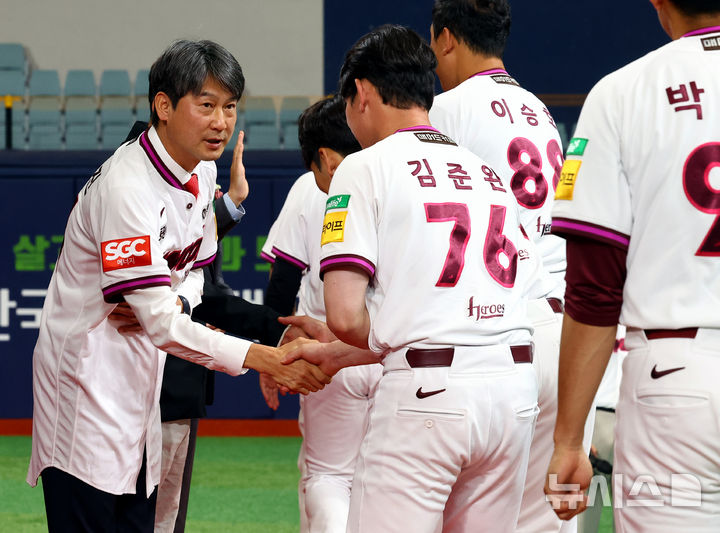[서울=뉴시스] 박주성 기자 = 29일 오후 서울 구로구 고척스카이돔에서 열린 키움히어로즈 제7대 설종진 감독 취임식에서 설종진 감독이 선수들과 인사를 나누고 있다. 2025.09.29. park7691@newsis.com