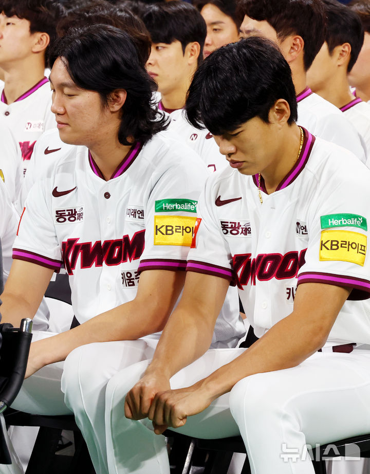 [서울=뉴시스] 박주성 기자 = 29일 오후 서울 구로구 고척스카이돔에서 열린 키움히어로즈 제7대 설종진 감독 취임식에서 주장 송성문(오른쪽)과 안우진이 설종진 감독의 취임사를 경청하고 있다. 2025.09.29. park7691@newsis.com