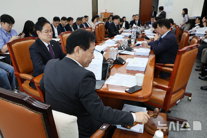 [서울=뉴시스] 김명년 기자 = 지난달 29일 오후 서울 여의도 국회 기획재정위원회 경제재정소위원회에서 정태호 소위원장이 의사봉을 두드리고 있다. 2025.09.29. kmn@newsis.com
