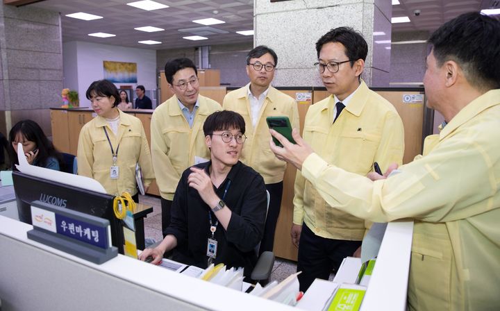 [서울=뉴시스] 배경훈 과학기술정보통신부 장관이 29일 오후 서울 종로구 광화문우체국을 방문해 우체국 서비스 등을 점검하고 있다. (사진=과학기술정보통신부 제공) 2025.09.29. photo@newsis.com *재판매 및 DB 금지