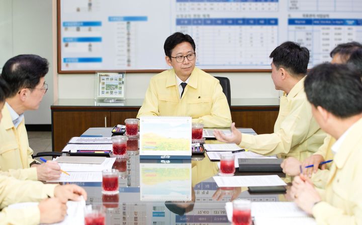 [서울=뉴시스] 배경훈 과학기술정보통신부 장관이 지난 29일 오후 서울 종로구 광화문우체국을 방문해 우체국 서비스 등을 점검하고 있다. (사진=과기정통부 제공) 2025.09.29. photo@newsis.com *재판매 및 DB 금지