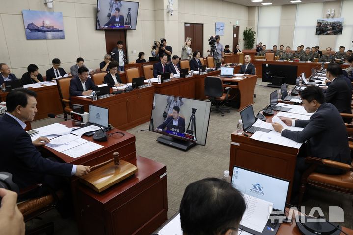 [서울=뉴시스] 김명년 기자 = 29일 오후 서울 여의도 국회 국방위원회 전체회의에서 성일종 위원장이 의사봉을 두드리고 있다. 2025.09.29. kmn@newsis.com