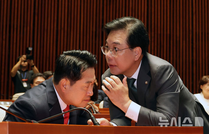 [서울=뉴시스] 김금보 기자 = 장동혁 국민의힘 대표와 송언석 원내대표가 29일 오후 서울 여의도 국회에서 열린 정책 의원총회에서 대화를 하고 있다. 2025.09.29. kgb@newsis.com