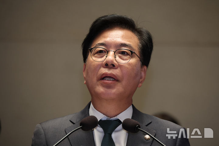 [서울=뉴시스] 김금보 기자 = 송언석 국민의힘 원내대표가 29일 오후 서울 여의도 국회에서 열린 정책 의원총회에서 발언을 하고 있다. 2025.09.29. kgb@newsis.com