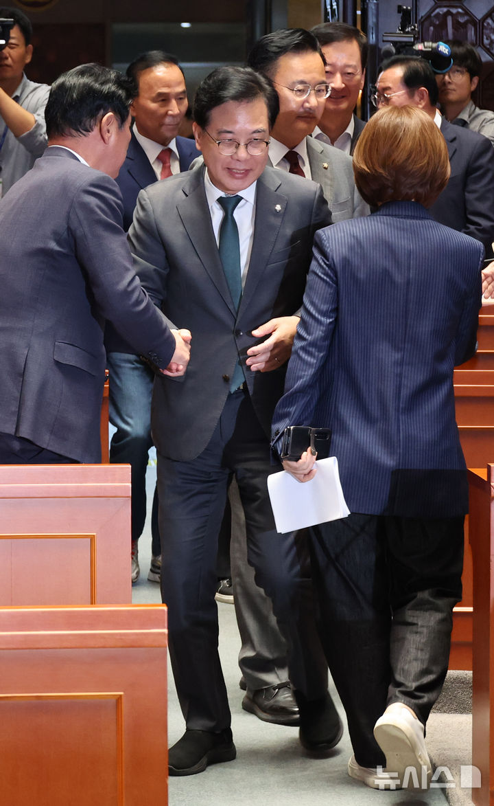 [서울=뉴시스] 김금보 기자 = 송언석 국민의힘 원내대표가 29일 오후 서울 여의도 국회에서 열린 정책 의원총회에 참석을 하고 있다. 2025.09.29. kgb@newsis.com