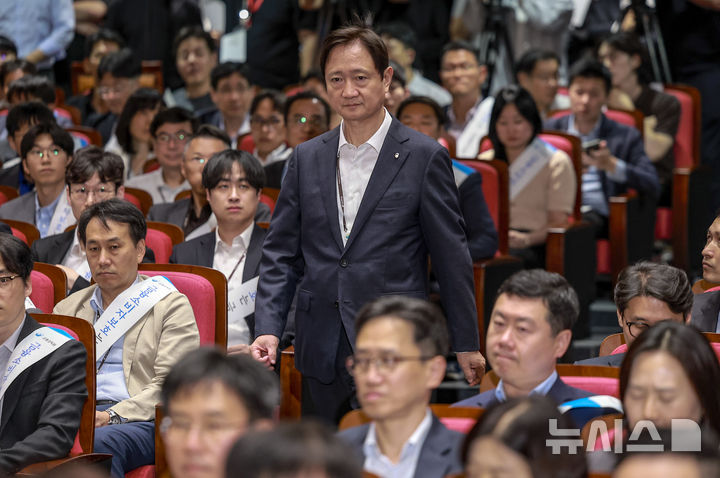 [서울=뉴시스] 정병혁 기자 = 이찬진 금융감독원장이 지난달 29일 서울 영등포구 금융감독원에서 열린 금융소비자보호 강화를 위한 임직원 결의대회에 참석하고 있다. 2025.09.29. jhope@newsis.com