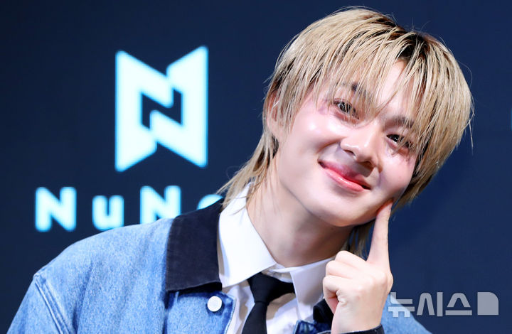 [서울=뉴시스] 김혜진 기자 = 가수 겸 배우 누뉴 차와린(Nunew Chawarin)이 29일 오후 서울 강남구 라움에서 열린 기자간담회에서 포즈를 취하고 있다. 2025.09.29. jini@newsis.com
