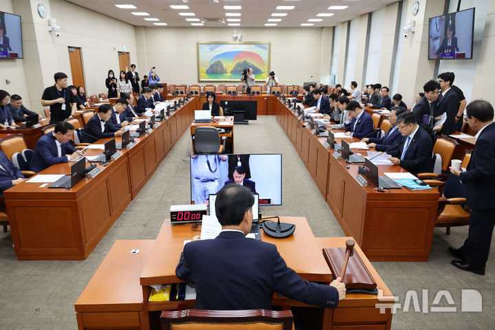 [서울=뉴시스] 김금보 기자 = 윤한홍 국회 정무위원회 위원장이 지난달 29일 오후 서울 여의도 국회에서 열린 정무위원회 전체회의에서 의사봉을 두드리고 있다. 2025.09.29. kgb@newsis.com