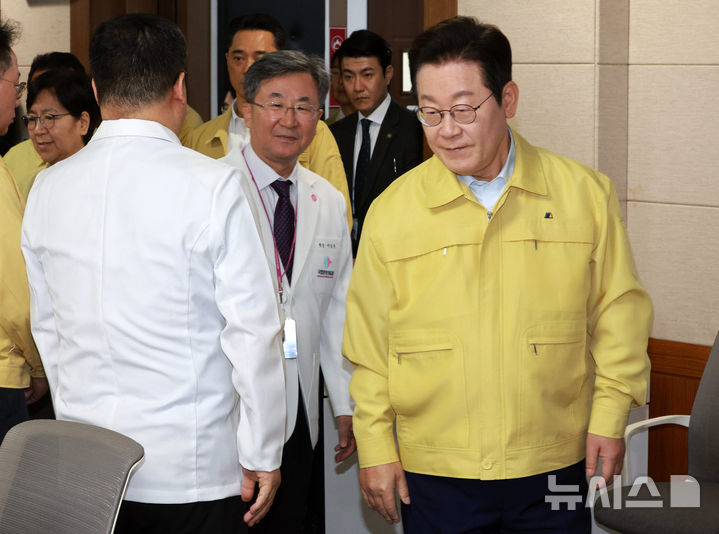 [서울=뉴시스] 고범준 기자 = 이재명 대통령이 29일 서울 중구 국립중앙의료원에서 열린 응급의료현장 간담회에 입장하고 있다. 2025.09.29. bjko@newsis.com