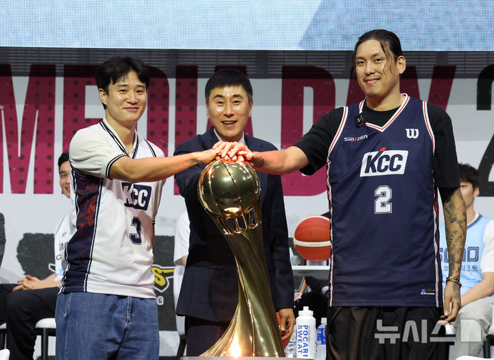 [서울=뉴시스] 배훈식 기자 = 부산 KCC 이상민 감독과 허웅, 최준용이 지난해 9월29일 오후 서울 용산구 블루스퀘어에서 열린 2025-2026시즌 프로농구 개막 미디어 데이&amp;팬 페스트에서 포즈를 취하고 있다. 2025.09.29. dahora83@newsis.com