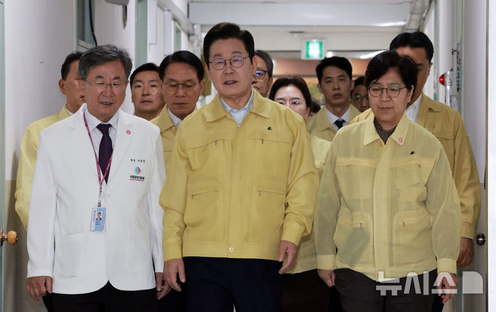 [서울=뉴시스] 고범준 기자 = 이재명 대통령이 29일 서울 중구 국립중앙의료원에서 열린 응급의료현장 간담회에 입장하고 있다.  왼쪽부터 서길준 국립중앙의료원장, 이 대통령, 정은경 보건복지부 장관. 2025.09.29. bjko@newsis.com