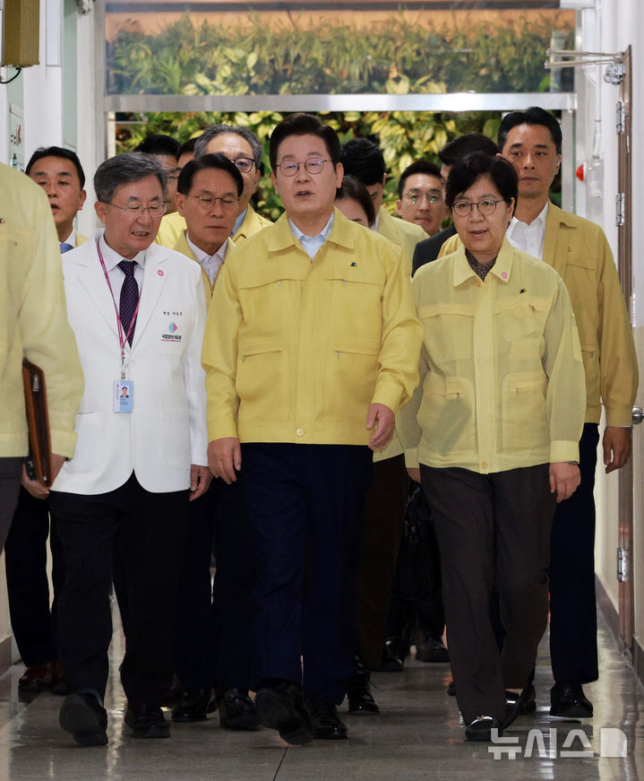 [서울=뉴시스] 고범준 기자 = 이재명 대통령이 29일 서울 중구 국립중앙의료원에서 열린 응급의료현장 간담회에 입장하고 있다.  왼쪽부터 서길준 국립중앙의료원장, 이 대통령, 정은경 보건복지부 장관. 2025.09.29. bjko@newsis.com