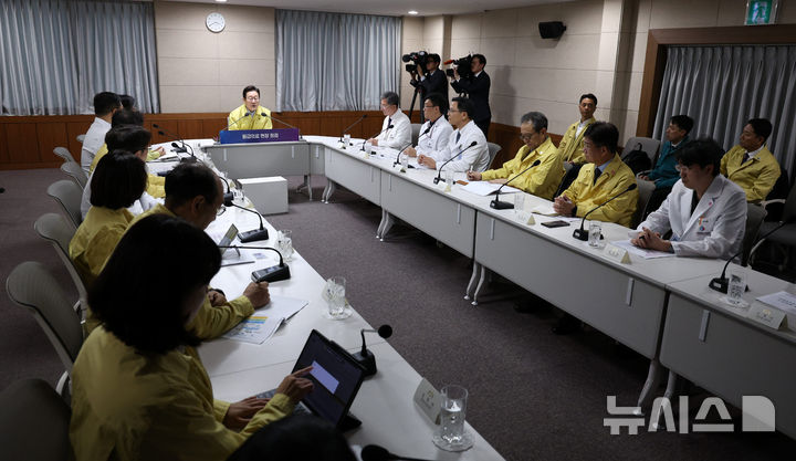 [서울=뉴시스] 고범준 기자 = 이재명 대통령이 29일 서울 중구 국립중앙의료원에서 열린 응급의료현장 간담회에서 발언하고 있다. 2025.09.29. bjko@newsis.com