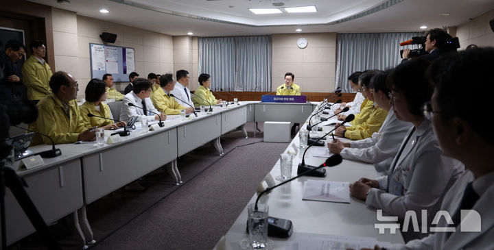 [서울=뉴시스] 고범준 기자 = 이재명 대통령이 29일 서울 중구 국립중앙의료원에서 열린 응급의료현장 간담회에서 발언하고 있다. 2025.09.29. bjko@newsis.com