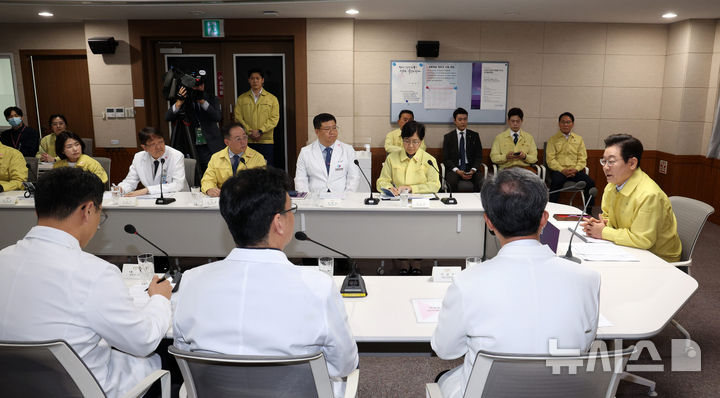 [서울=뉴시스] 고범준 기자 = 이재명 대통령이 29일 서울 중구 국립중앙의료원에서 열린 응급의료현장 간담회에서 발언하고 있다. 2025.09.29. bjko@newsis.com